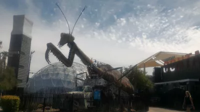 Brunch at container park லாஸ் வேகஸ் and its praying mantis : பூங்கா முன் பிரார்த்தனை mantis