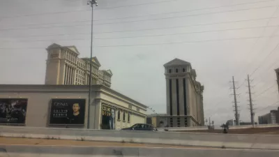 Brunch au parc à conteneurs Las Vegas et sa mante religieuse : Le palais de César vu de l'autoroute