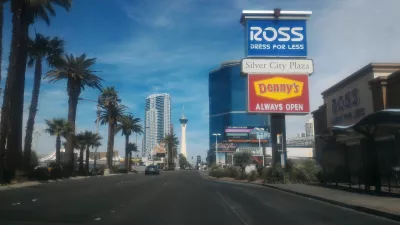 Brunch au parc à conteneurs Las Vegas et sa mante religieuse : Hôtel Palms and Stratosphere à l'arrière de la rue