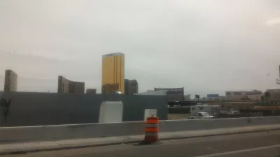Brunch au parc à conteneurs Las Vegas et sa mante religieuse : Trump Tower vu de l'autoroute