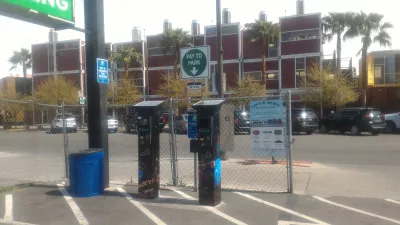 Brunch at container park Las Vegas and its praying mantis : Paying parking next to container park