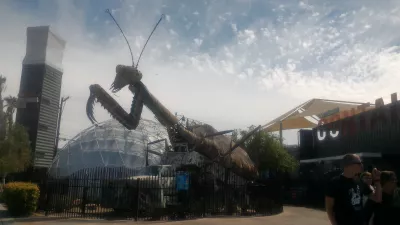 Brunch at container park Las Vegas and its praying mantis : Container park praying mantis picture