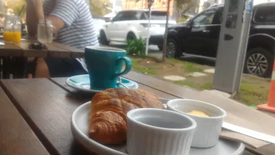 Lēti ēd Auckland: kādas ir labākās lētas ēdināšanas vietas Oklendā? : Kafija un kruasāns uz terases pie Little Bread & Butter Ponsonby centrā