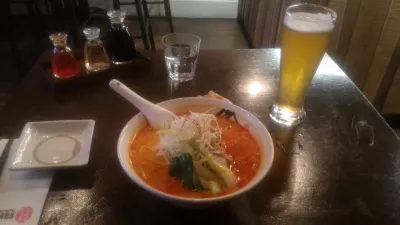 Billige spiser Auckland: hva er de beste billige stedene å spise i Auckland? : Japansk ramen serveres med øl på Ramen Takara Ponsonby