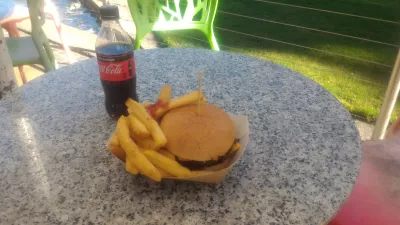 Where to find cheap food in Brisbane? A guide to the best places to eat in Brisbane : Eating a less than $15 menu with burger, fries and coke in Park Avenue at SouthBank