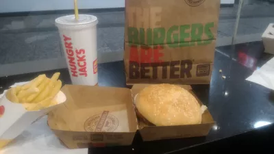 Kde nájdete lacné jedlo v Brisbane? Sprievodca po najlepších miestach na stravovanie v Brisbane : $ 17,5 burger menu s hranolkami a koksom