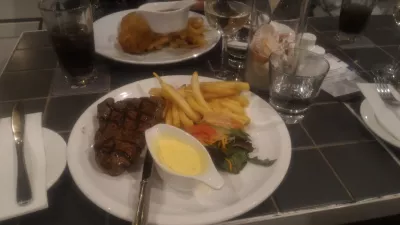 Hol találhat olcsó ételeket Brisbane-ben? Útmutató a legjobb étkezési helyekhez Brisbane-ben : Steak, sült krumpli és saláta a legjobb steakétteremben, Brisbane közelében, Birkdale-ben