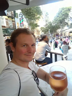 Einzigartige und günstige Aktivitäten in Brisbane, damit Sie sich in Brisbane nie langweilen! : Mit einem Glas Roséwein in der Queen-Einkaufsstraße