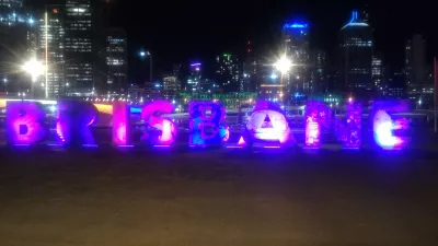 Des choses uniques et pas chères à faire à Brisbane pour ne jamais s'ennuyer à Brisbane! : Signe de Brisbanee la nuit