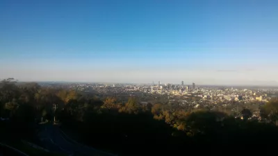 Einzigartige und günstige Aktivitäten in Brisbane, damit Sie sich in Brisbane nie langweilen! : Aussicht auf Brisbane von der Spitze eines Hügels