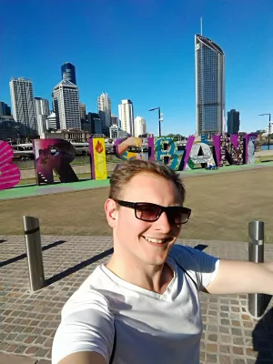 Des choses uniques et pas chères à faire à Brisbane pour ne jamais s'ennuyer à Brisbane! : Selfie devant le signe de Brisbane