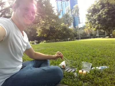 Einzigartige und günstige Aktivitäten in Brisbane, damit Sie sich in Brisbane nie langweilen! : Essen von Sushi aus MySushiOnGeorge im Park der Brisbane City Botanic Gardens