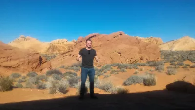 A day tour at valley of fire state park in 内华达 : 在一些美丽的岩石前面