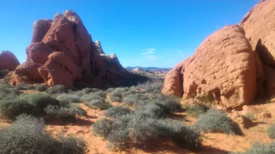 En dagstur på Valley of Fire State Park i Nevada : Vakre syn på ørkenberg og vegetasjon