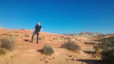 A day tour at valley of fire state park in Nevada : Posing next to the fire wave