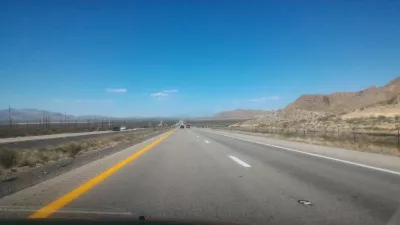 En dagstur på Valley of Fire State Park i Nevada : På motorveien ut av Vegas