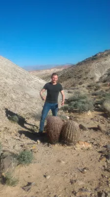 A day tour at valley of fire state park in נבאדה : ליד קקטוס ענק