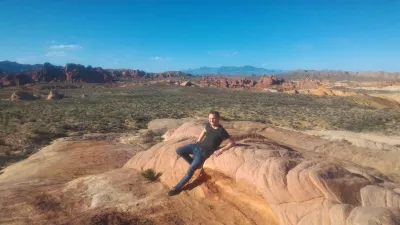 En dagstur på Valley of Fire State Park i Nevada : Poserer på toppen av noen bergarter