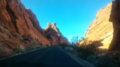 A day tour at valley of fire state park in Nevada : Driving up the mountain