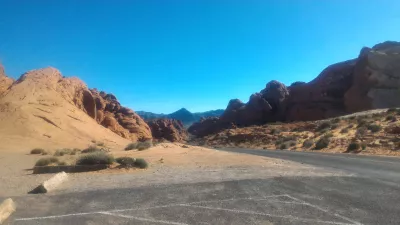 En dagstur på Valley of Fire State Park i Nevada : Utsikt fra parkeringsplassen