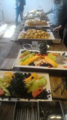 Ezoic Pubtelligence event in Google headquarters NYC : Lunch buffet with fruits