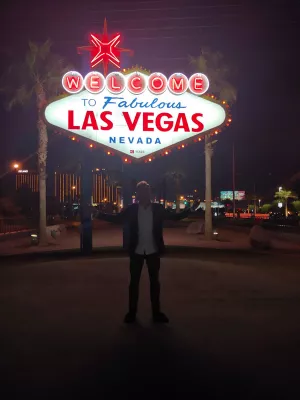 Il primo giorno a Las Vegas che visita un amico: la Strip di notte, cucina tarte flambée : Di fronte a Welcome to Las Vegas segnale di benvenuto di notte