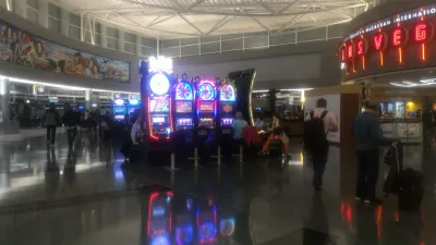 First day in Vegas visiting a friend: the Strip at night, cooking tarte flambée : Vegas slots machines in McCarran airport