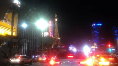 Prvi dan u Vegasu u posjetu prijatelju: Strip noću, kuhajući tarte flambée : Pariški hotel noću vozeći traku u Las Vegasu