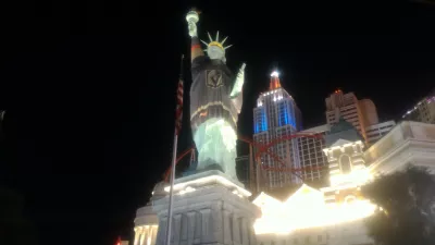 Vegas'ta ilk gün bir arkadaşınızı ziyaret etti: Geceleri Strip, tarte flambée'yi pişirme : Geceleri New York New York oteli ve Las Vegas Şeridi'ni kullanan roller coaster