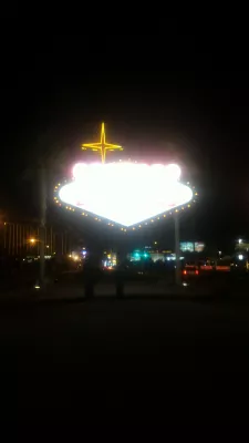 First day in Vegas visiting a friend: the Strip at night, cooking tarte flambée : Picture in front of welcome to Las Vegas sign at night