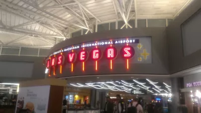 Dita e parë në Vegas duke vizituar një mik: Strip gjatë natës, gatim gatimi flambée : Shenjë mirëseardhëse në aeroportin McCarran