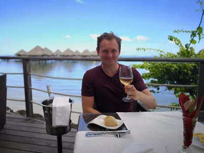 ¿Qué comer en Tahití en medio del océano Pacífico? : Disfrutando de una copa de vino con un almuerzo increíble y vistas al bungalow sobre el agua de Tahití