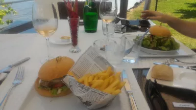 What to eat in Tahiti in the middle of the Pacific ocean? : Creation burger with mango at Tahiti Ia Ora beach resort managed by Sofitel