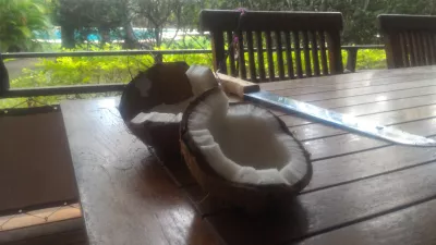 Que manger à Tahiti au milieu de l'océan Pacifique? : Noix de coco fraîche ouverte à la maison