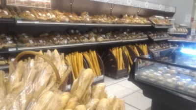 Que manger à Tahiti au milieu de l'océan Pacifique? : Pain français et autres pâtisseries dans un supermarché Carrefour
