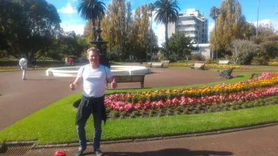 Joining the only free walking tour Auckland : Enjoying the free walking tour in a park
