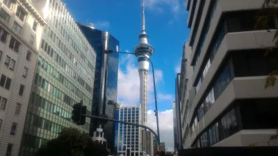 Joining the only free walking tour Auckland : Sky tower