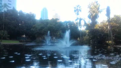 How is the free walking tour Brisbane? : Fountains in City Botanic gardens