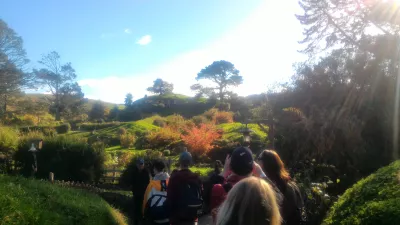 Hobbiton movie set tour, a visit of the hobbit village in New Zealand : Entrer dans le village du Hobbit