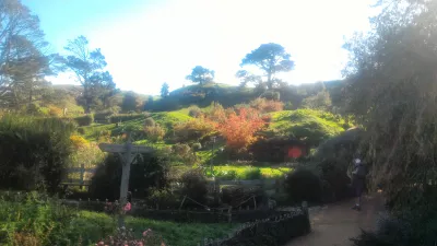 Hobbiton movie set tour, a visit of the hobbit village in New Zealand : Première vue entrant dans le village du Hobbit