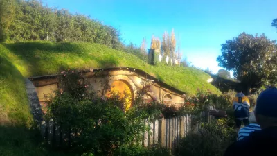 Hobbiton movie set tour, a visit of the hobbit village in New Zealand : En passant près d'une première maison de Hobbit