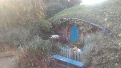 Hobbiton movie set tour, a visit of the hobbit village in New Zealand : Hobbit house decorated with fake vegetables