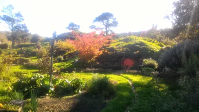 Hobbiton movie set tour, a visit of the hobbit village in New Zealand : Jardin, maisons de Hobbit et végétation