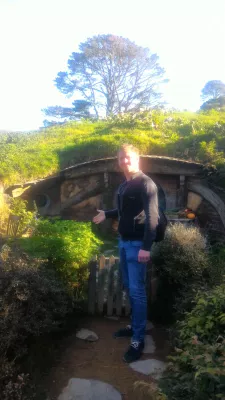 Hobbiton movie set tour, a visit of the hobbit village in New Zealand : Stopping in front of a hobbit house