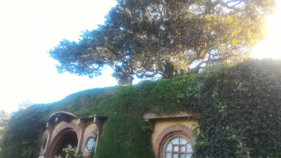 Hobbiton movie set tour, a visit of the hobbit village in New Zealand : Bilbo's house under the famous tree