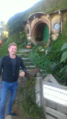 Hobbiton movie set tour, a visit of the hobbit village in New Zealand : Devant la maison de Bilbo