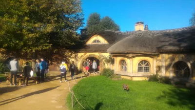 Hobbiton movie set tour, a visit of the hobbit village in New Zealand : Le Green Dragon Inn entrance