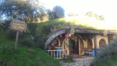Hobbiton movie set tour, a visit of the hobbit village in New Zealand : Hobbiton souvenir shop
