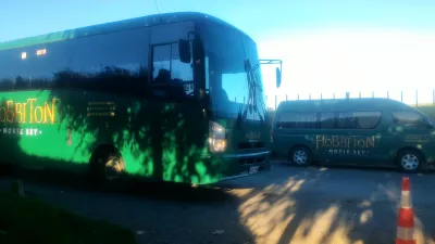 Hobbiton movie set tour, a visit of the hobbit village in New Zealand : Hobbiton bus