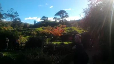Hobbiton movie set tour, a visit of the hobbit village in New Zealand : Entering the Hobbit village